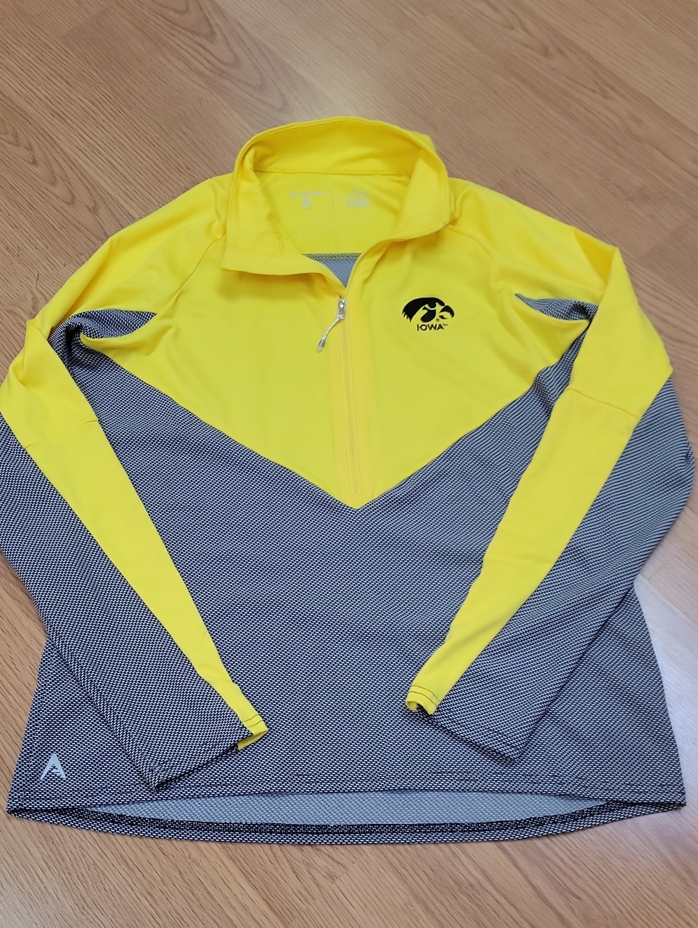 Antigua Iowa Hawkeyes Yellow and Black Chevron Quarter-Zip Pullover